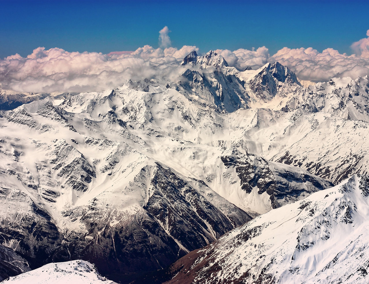 唯美雪山风景画素材