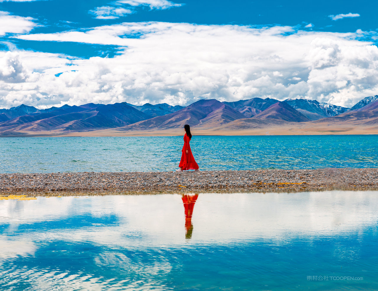 纳木措湖边的美女摄影图片