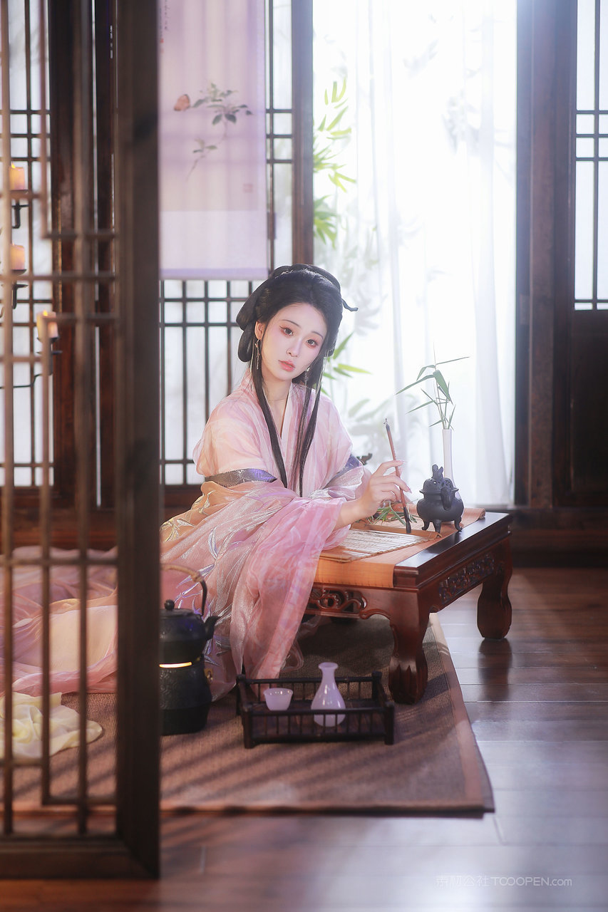 写书法的古装美女