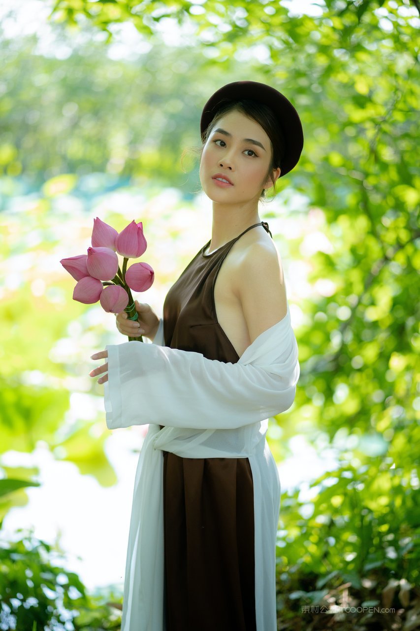 小露香肩性感美女图片