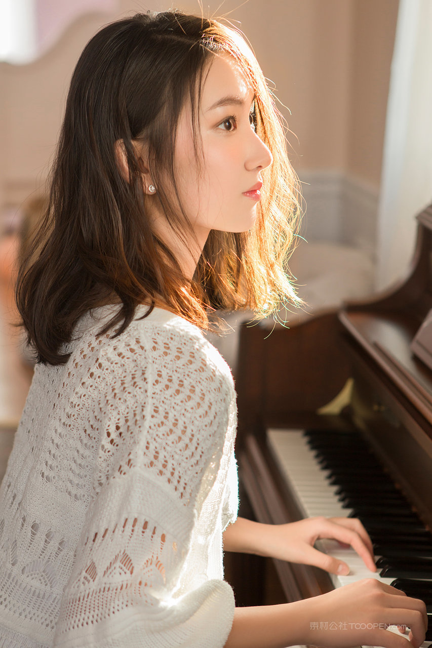 弹钢琴的清纯气质女神美女侧脸图片
