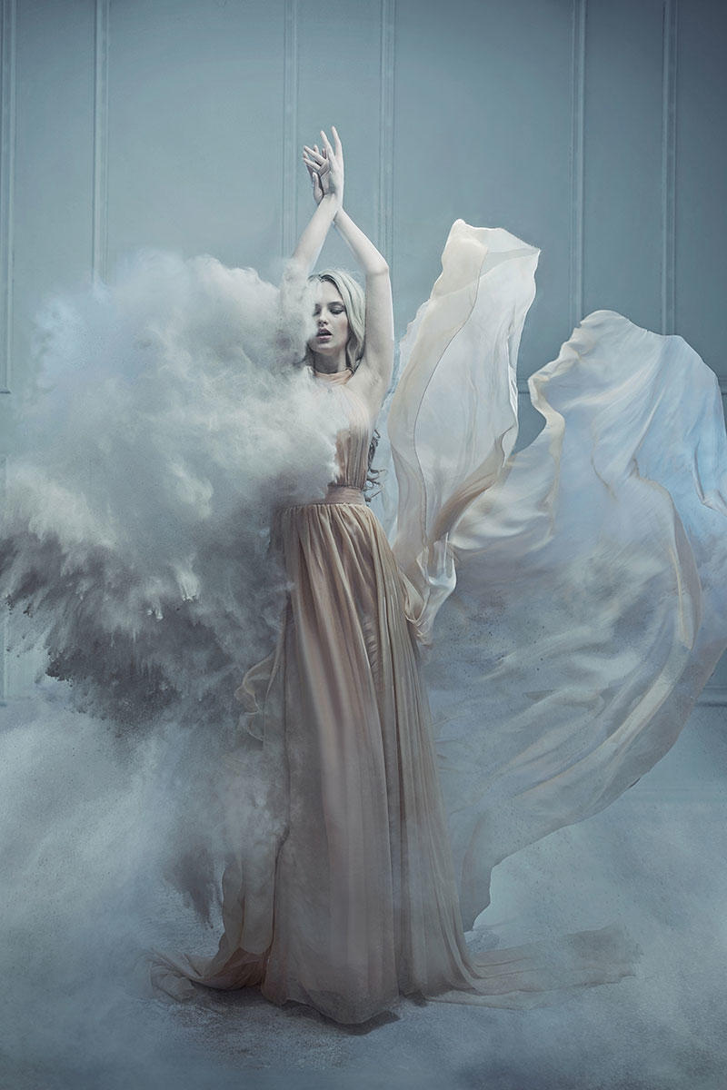 烟雾下的性感美女写真