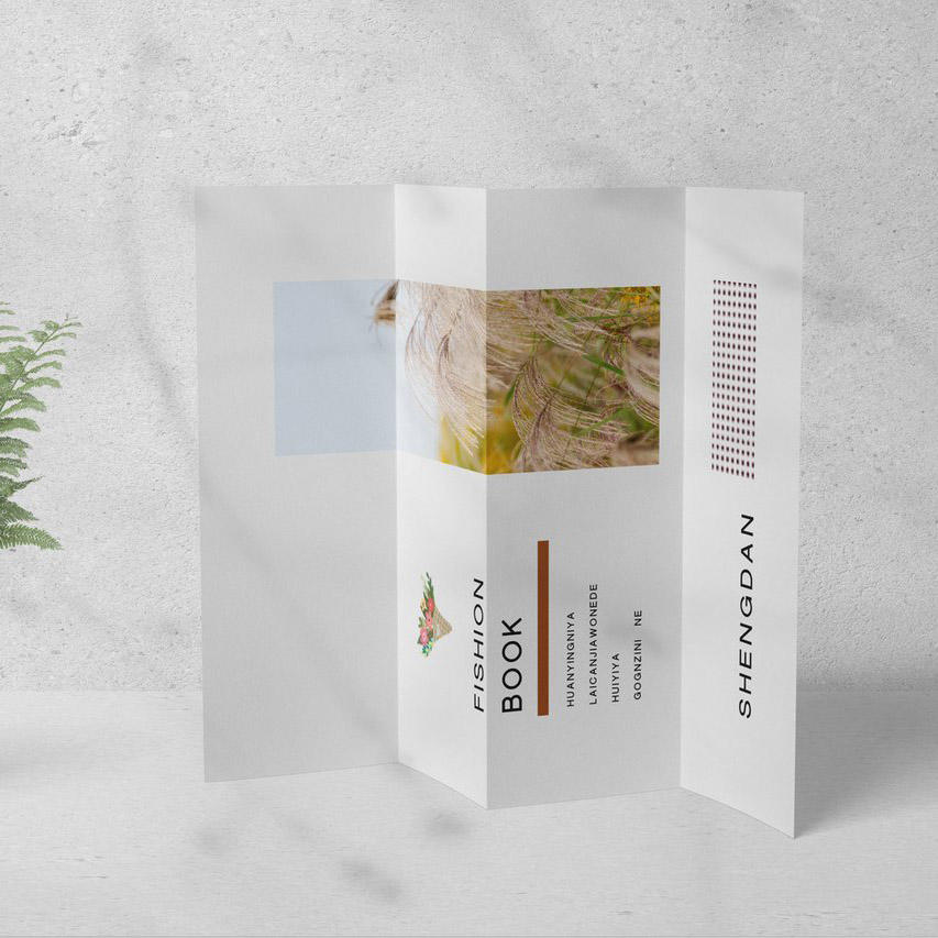 灰色背景上竖立的三折页样机