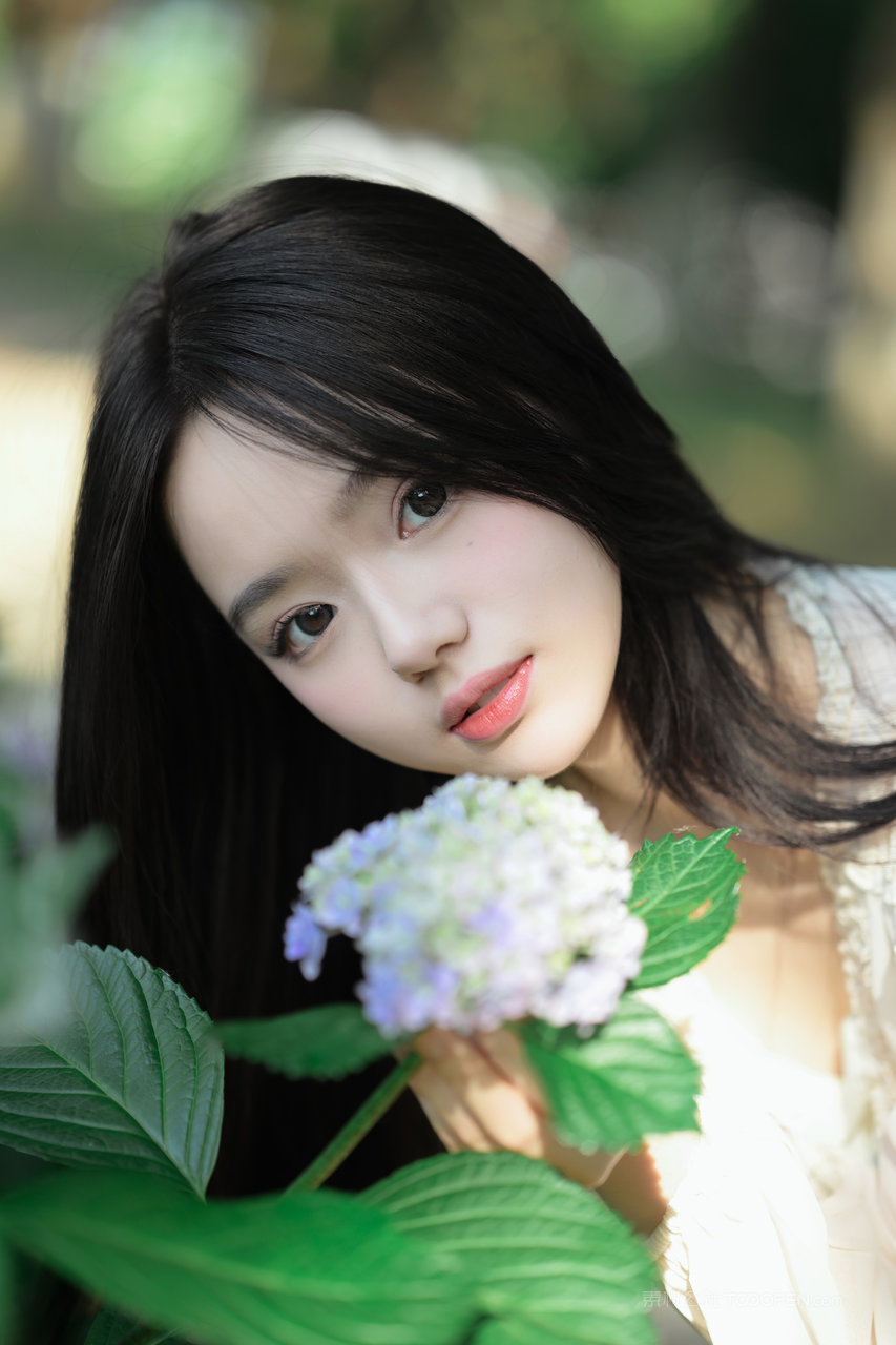 清纯甜美女生赏花图片