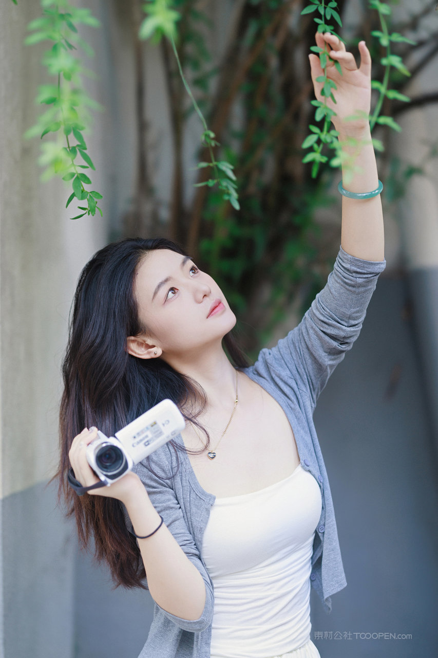 拿着摄像机的高颜值美女主播摄影图片