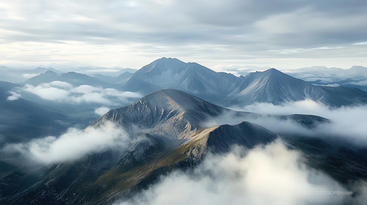 山峰群山宁静高山风景天空唯美山脉