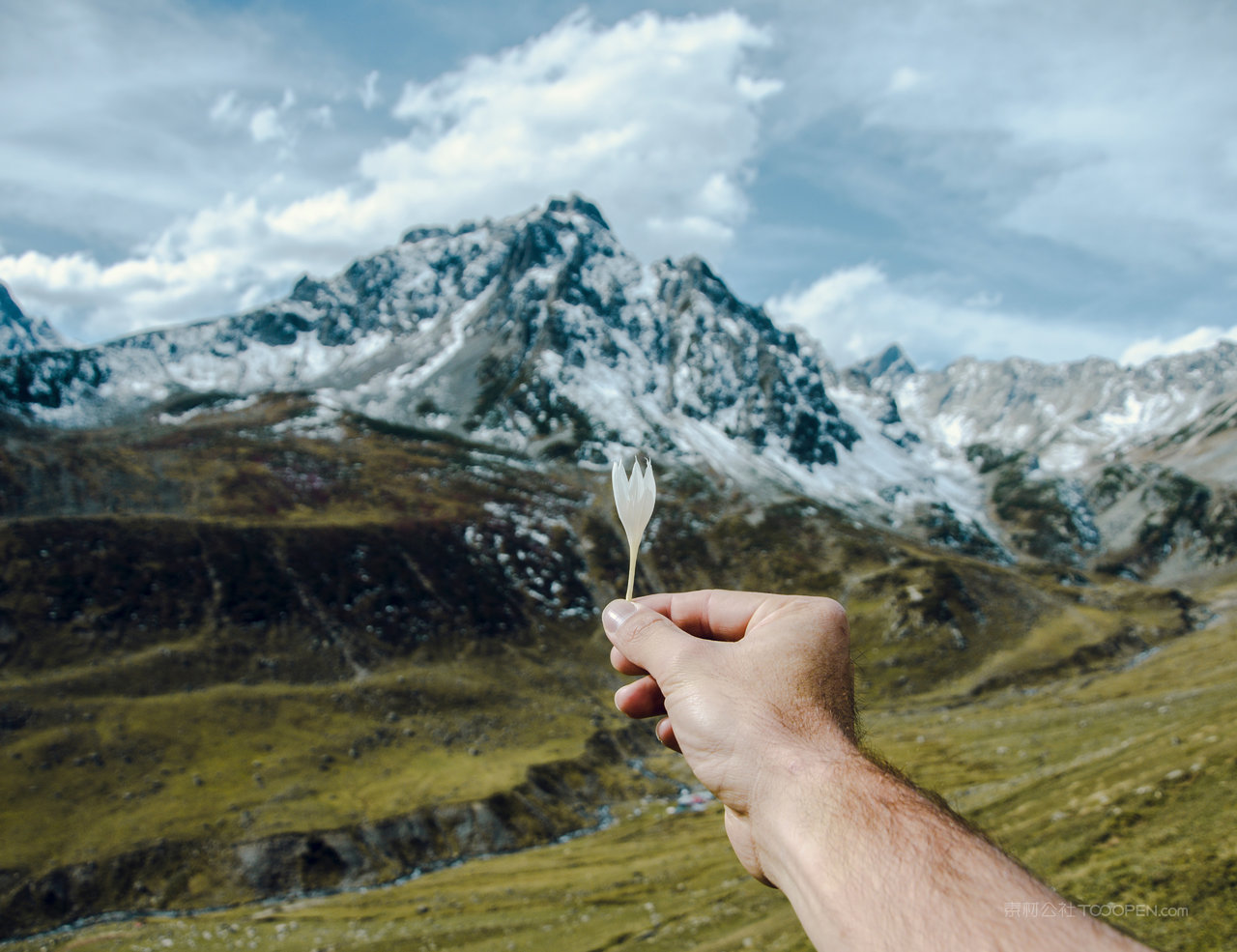 唯美雪山山脉风景画