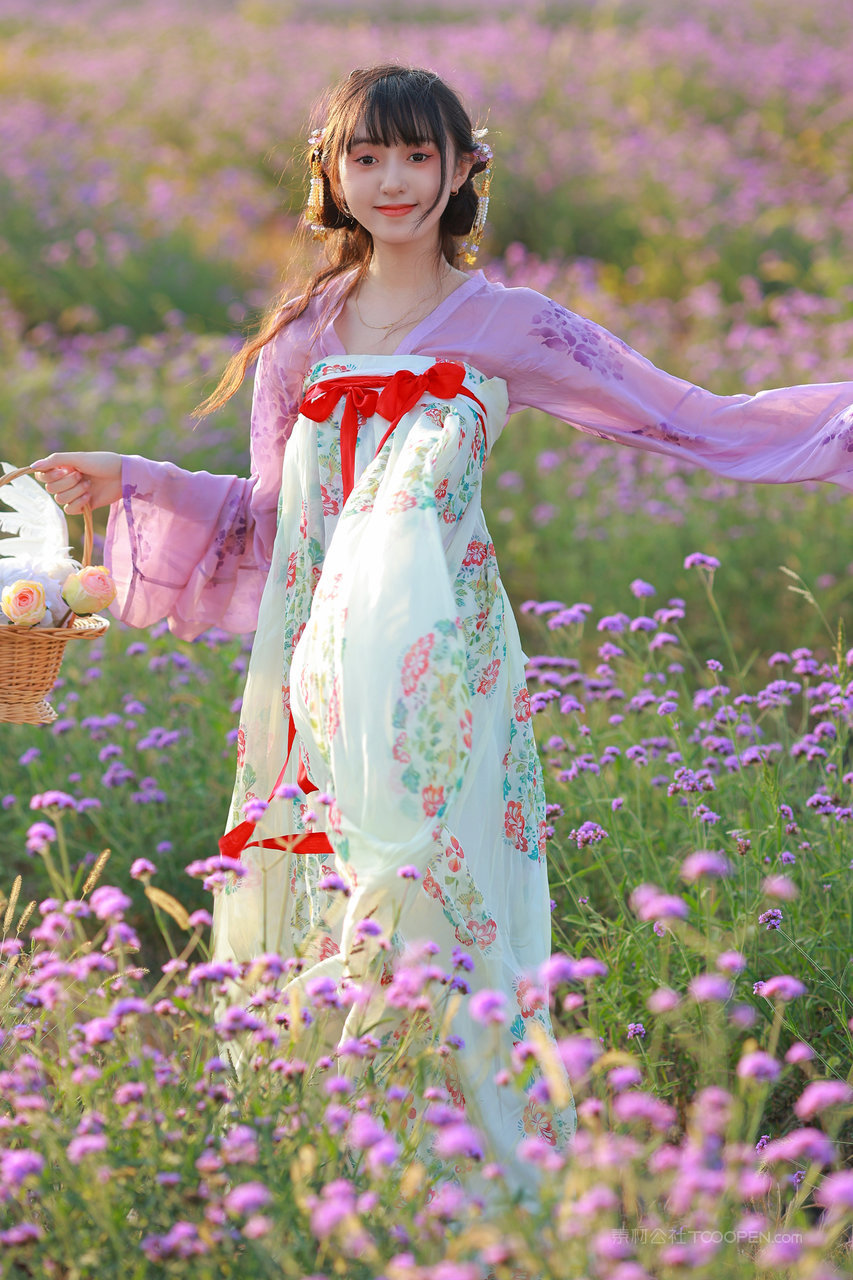 花丛里起舞的甜美古装汉服美女手机壁纸大图