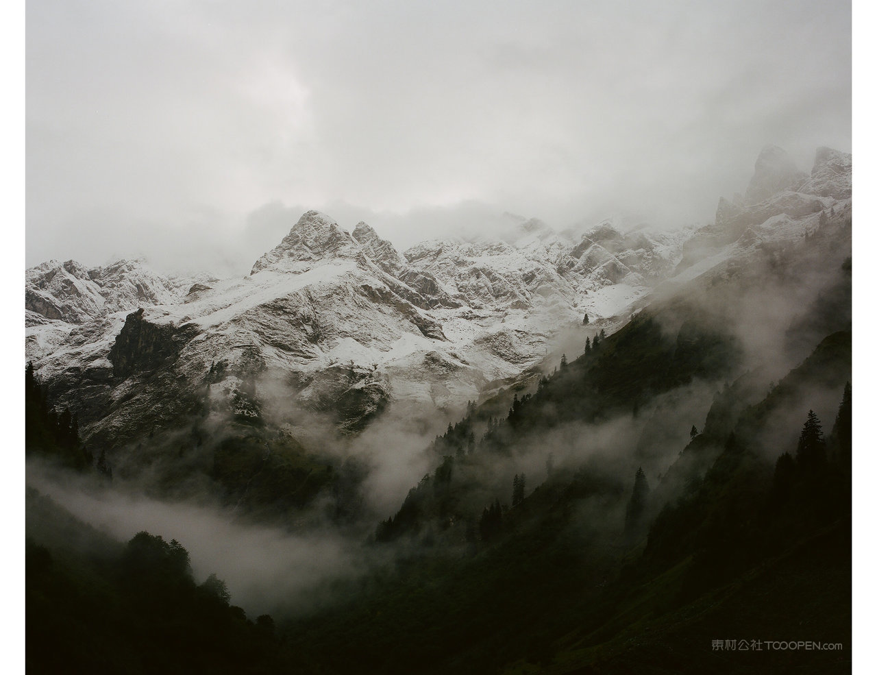 高清雪山风景画图片