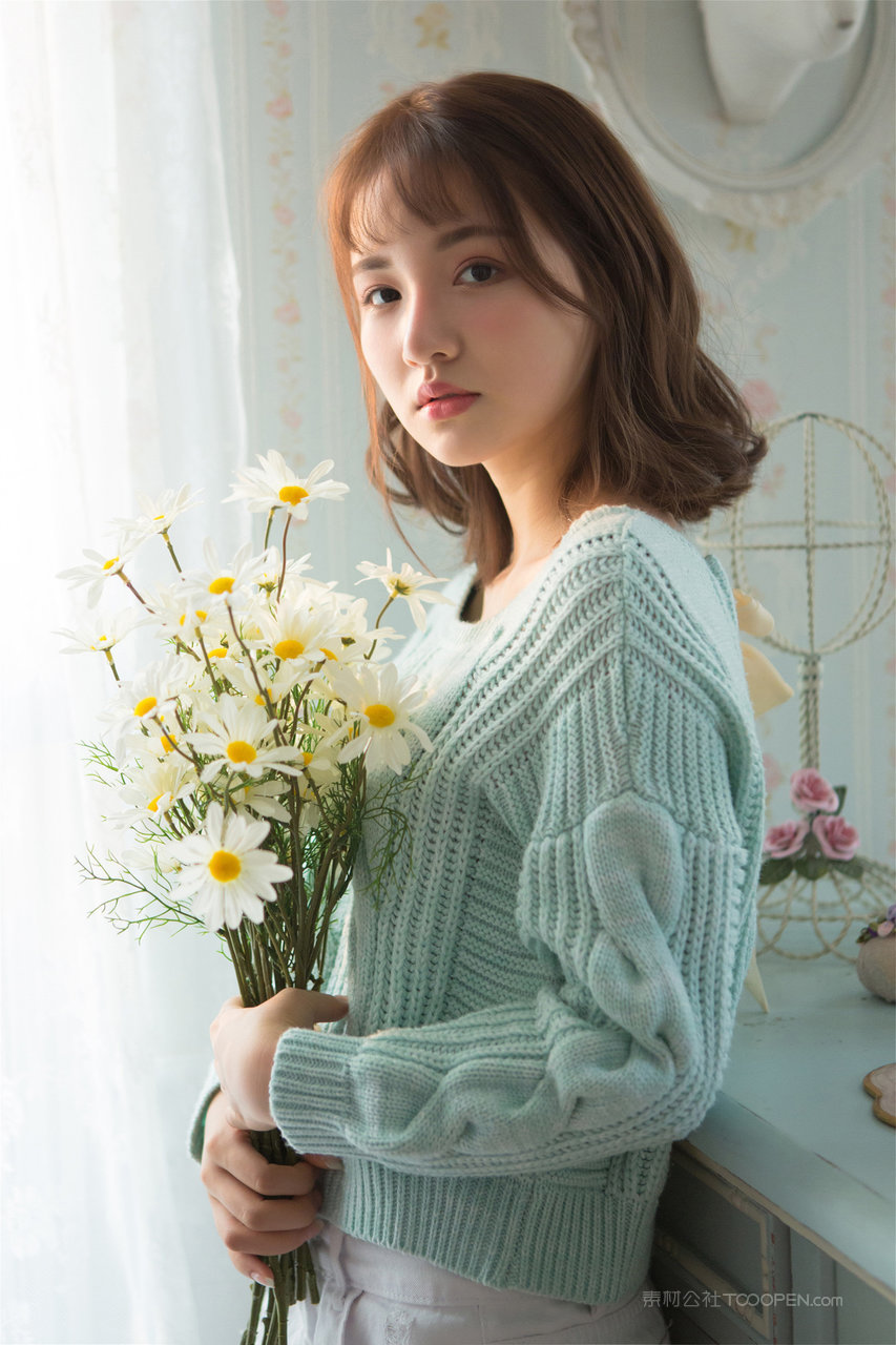 手捧鲜花的清纯甜美短发女生131美女图片大全