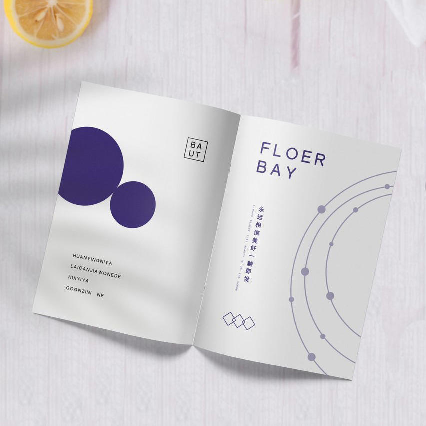 简约清新桌面上的画册贴图样机