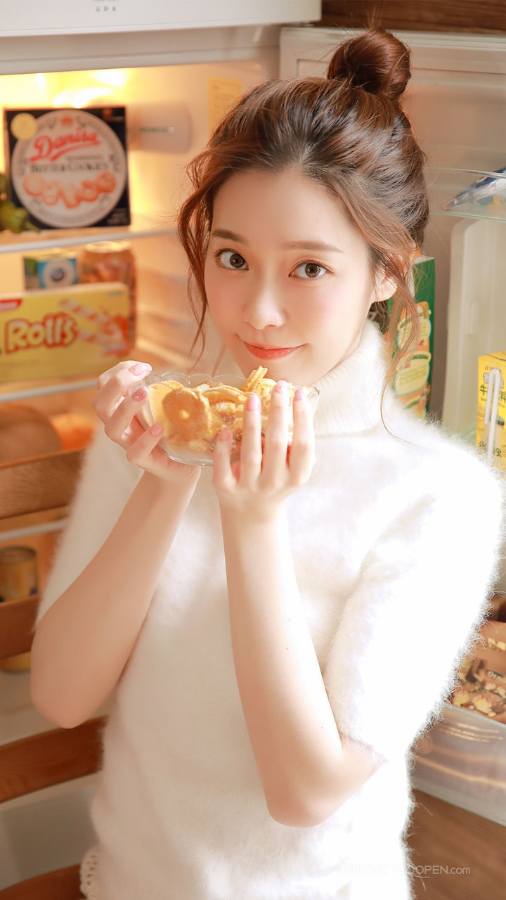 吃饼干的丸子头女生清纯写真图片