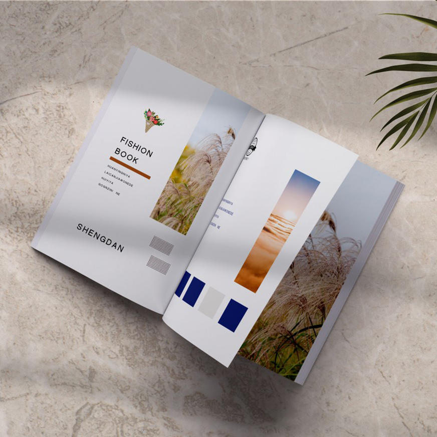 暖色调大理石桌面上的书籍杂志样机