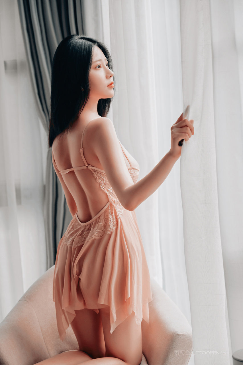 粉色吊带睡衣美女居家生活照图片