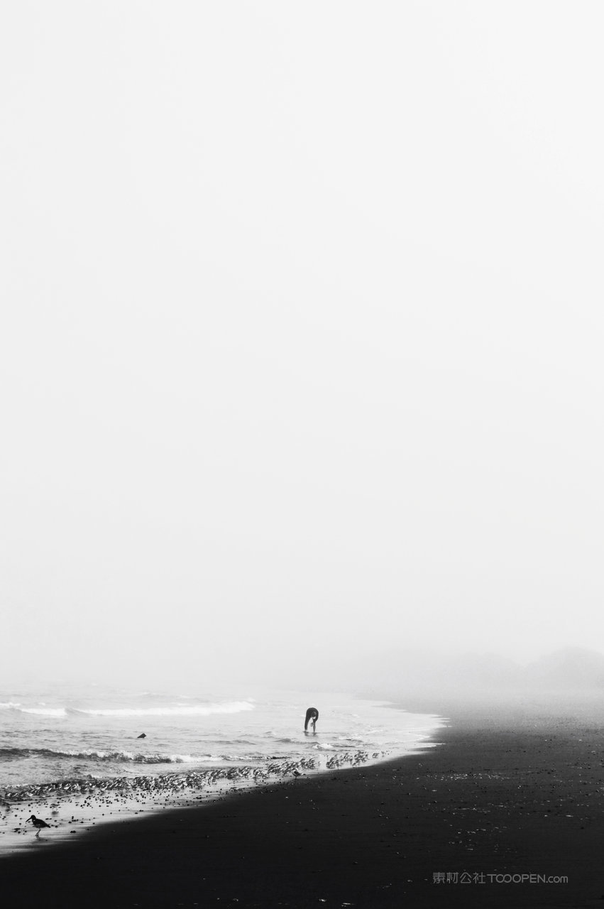 海边黑白风景画图片