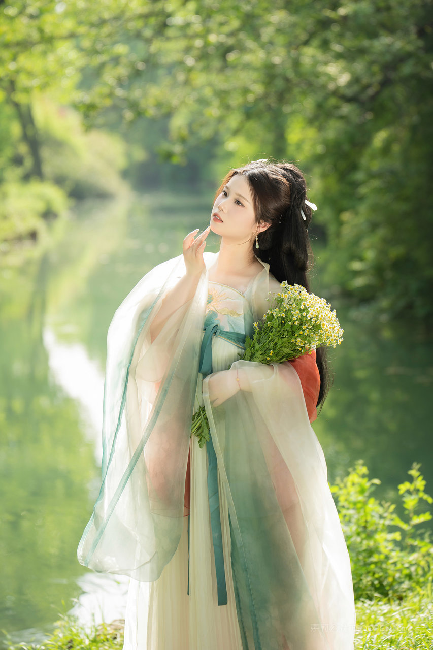 跳舞的古装美女图片