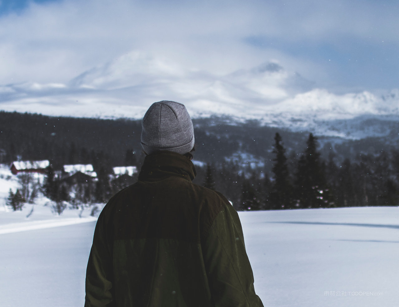 雪山巍峨山脉风景画