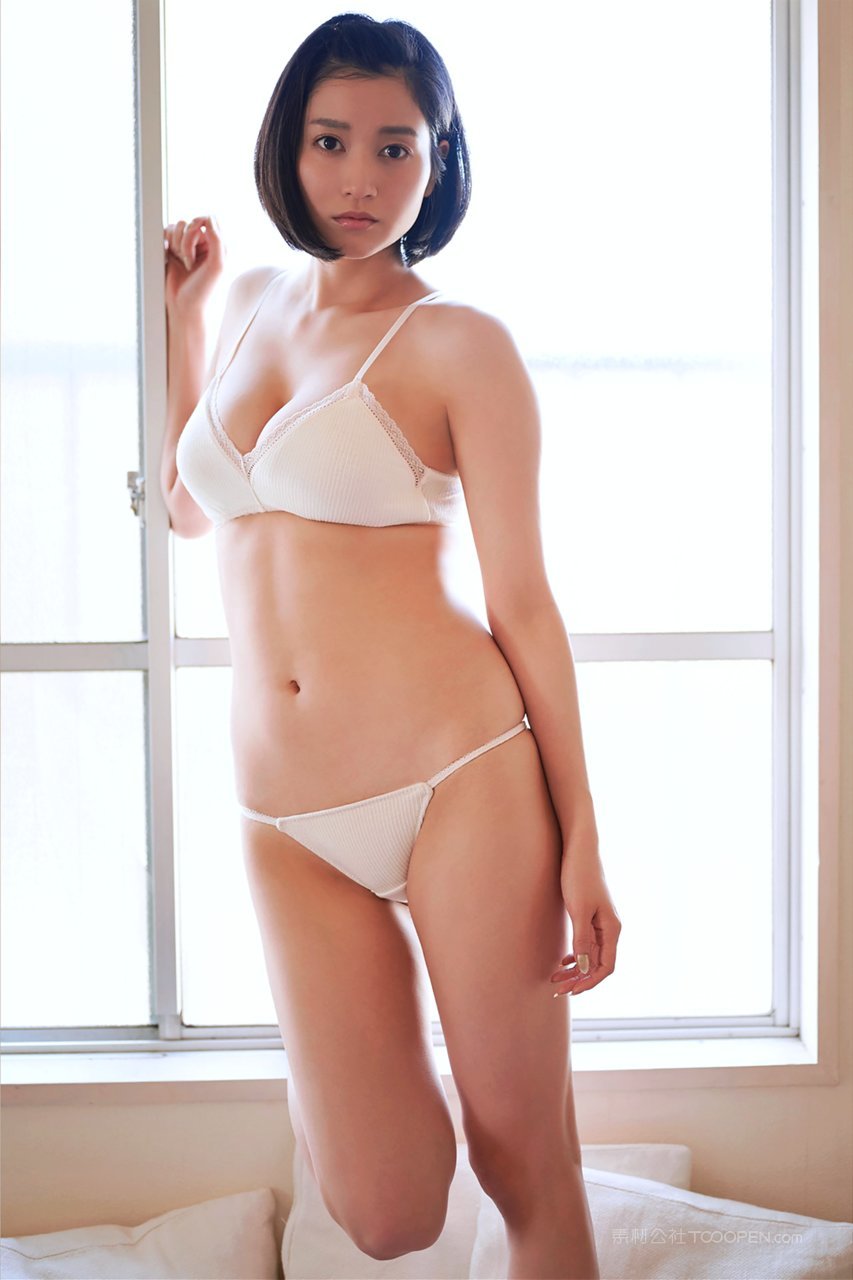 丰满短发美女激情写真