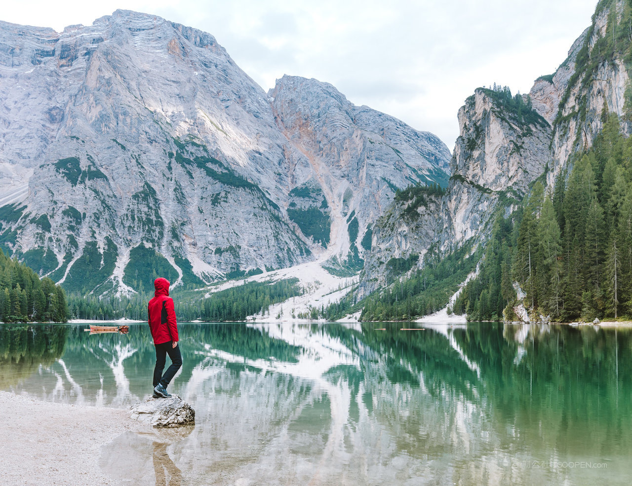 雪山巍峨山脉风景画