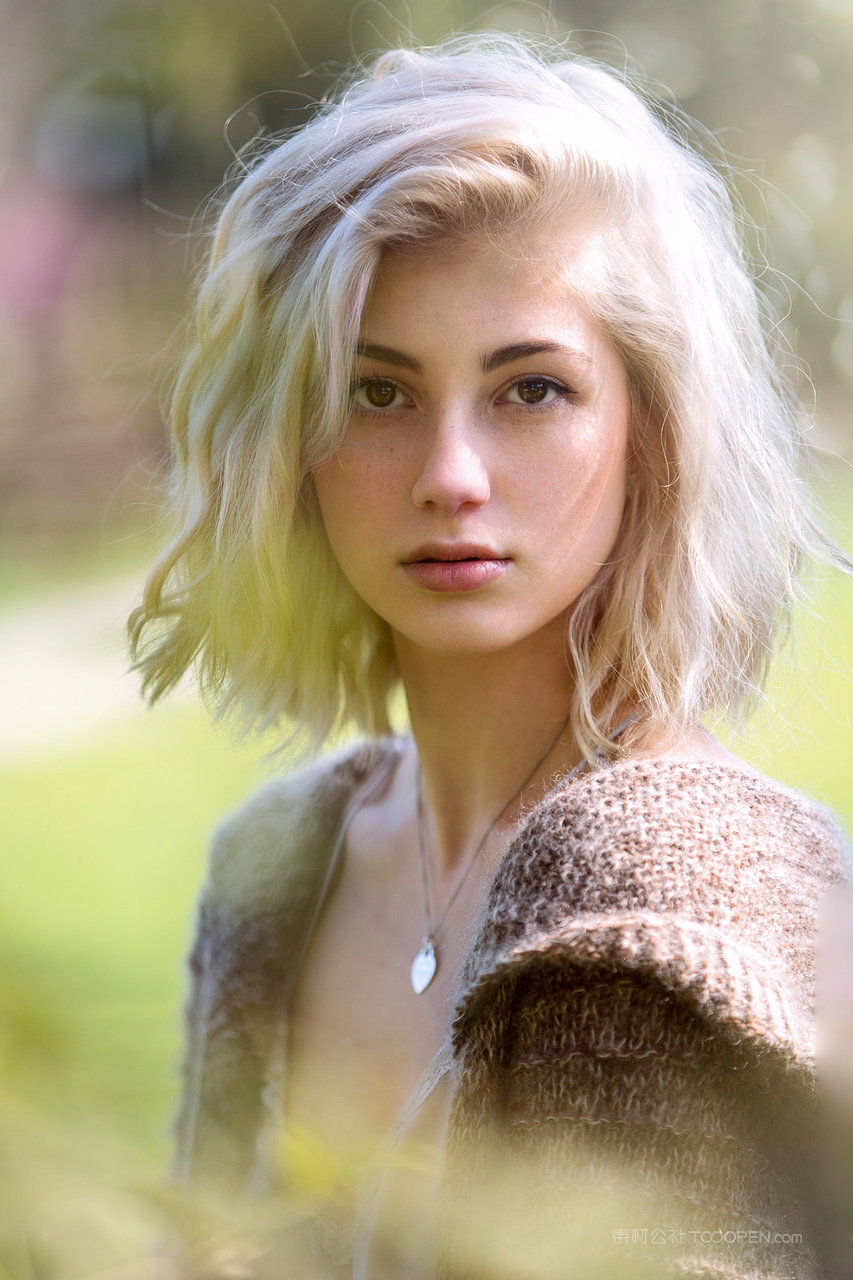 清纯欧美粉嫩美女艺术照写真图片