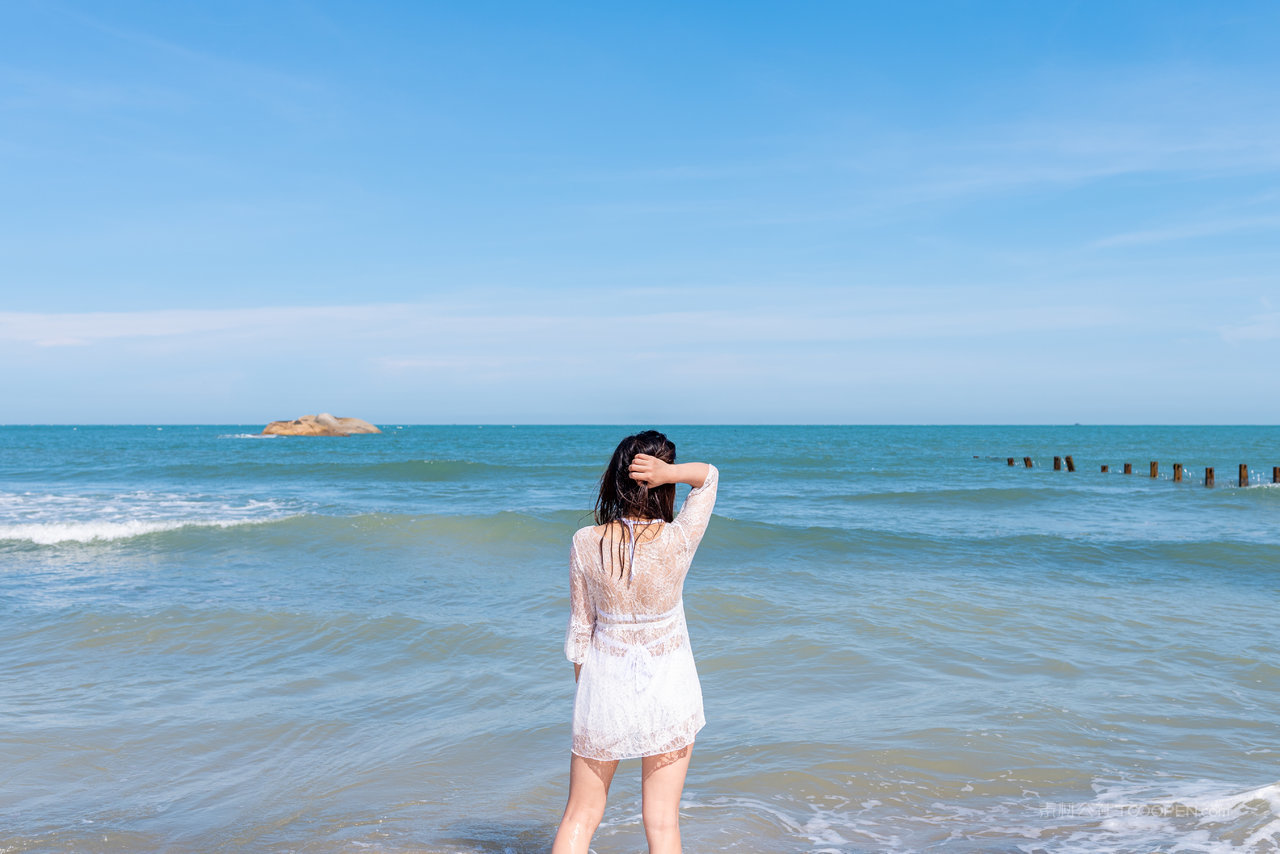 福建漳州火山口海边人像背影