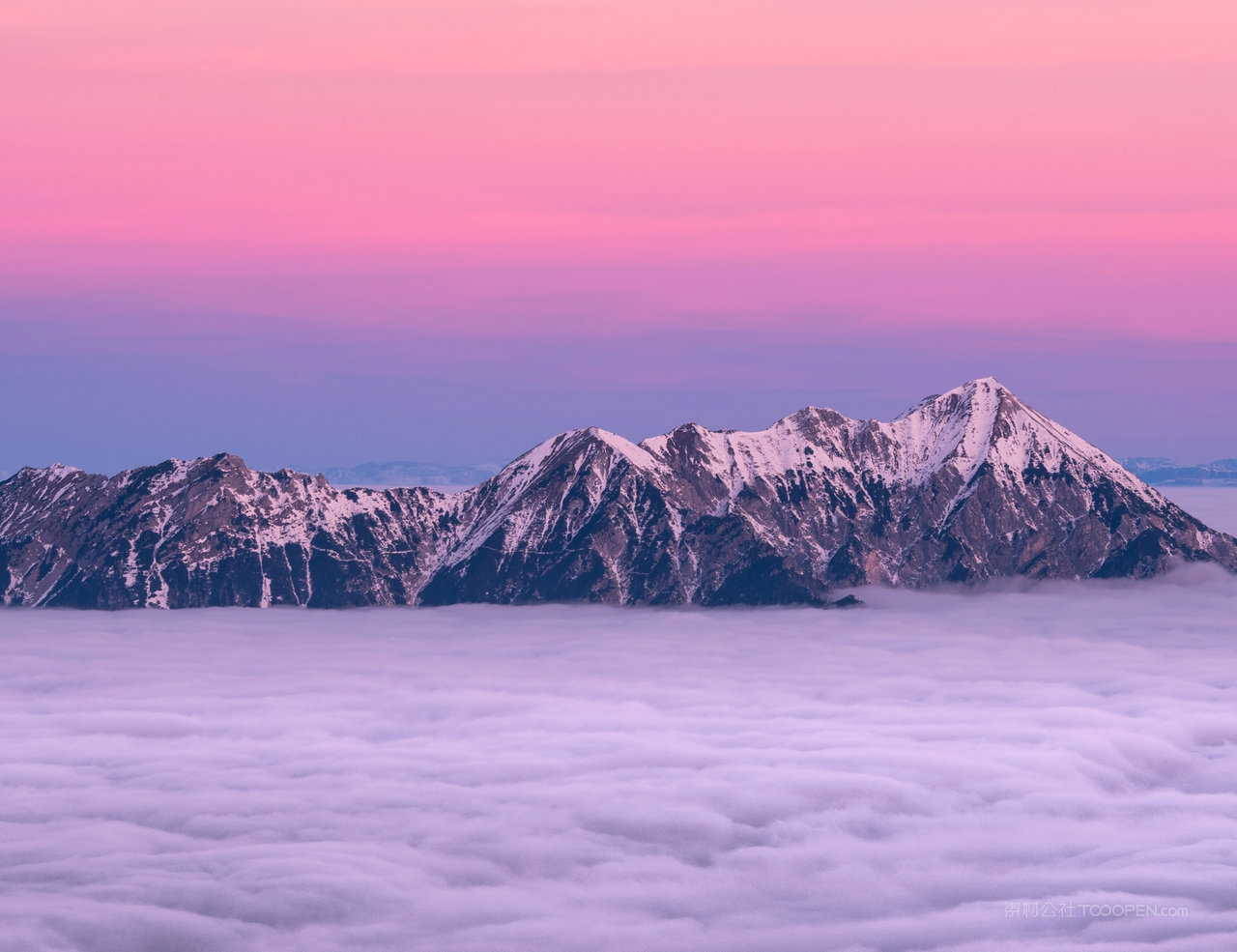 大山雪山风景画图片