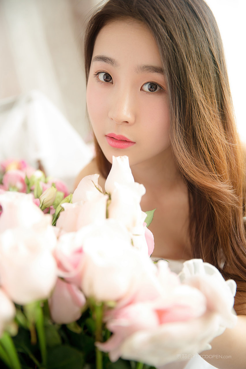 抱着鲜花的国内清纯可爱女生头像图片下载