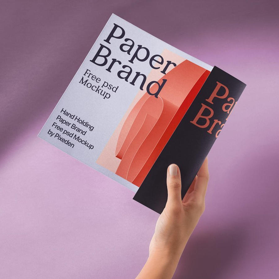 手拿海报纸张样机效果图