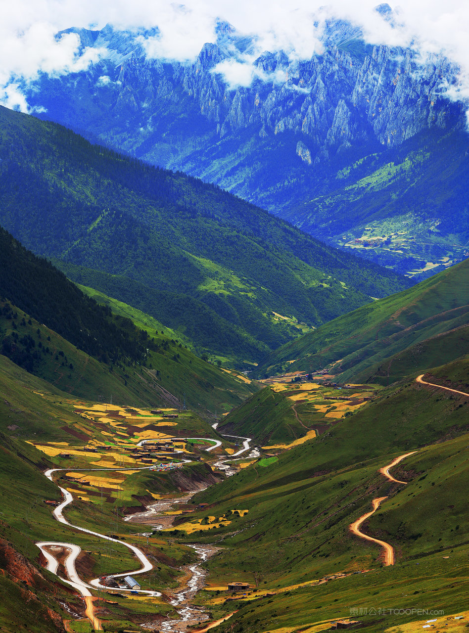 远眺高山风景画图片