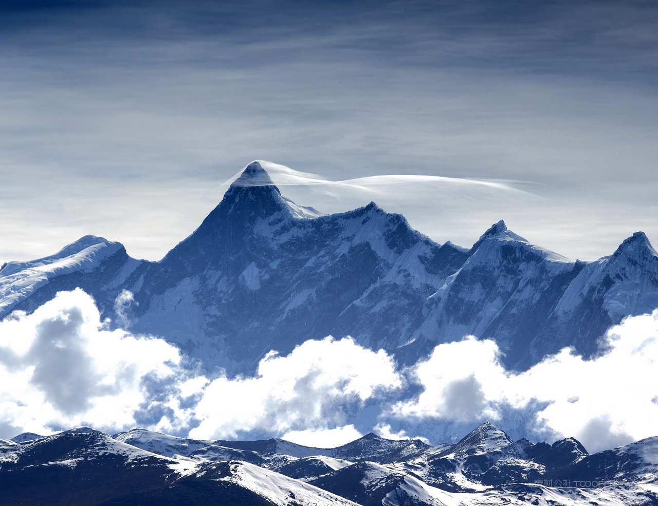 西藏南迦巴瓦峰的帽子云