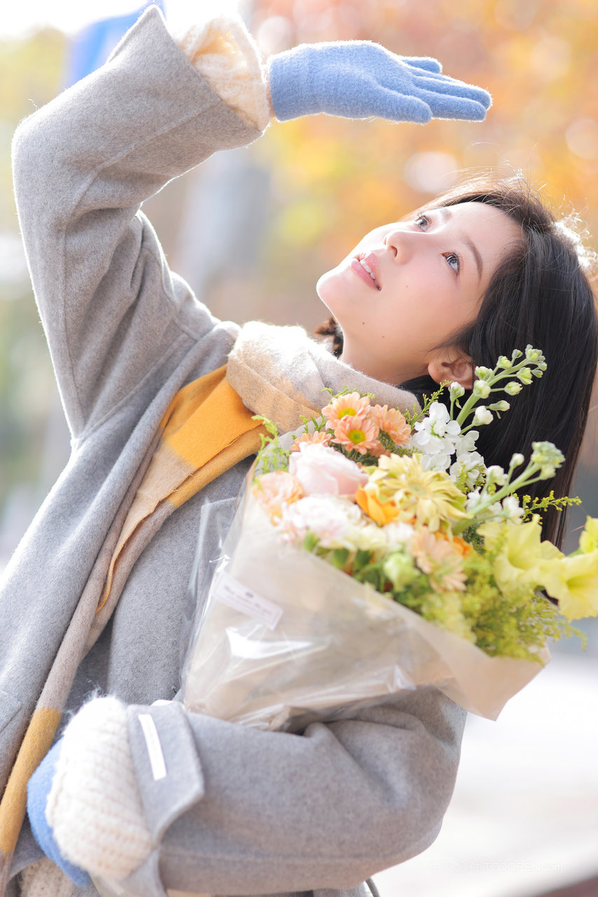 抱着鲜花的甜美可爱女生素材图片