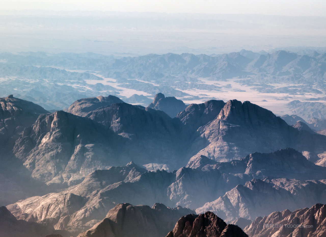 薄雾山峦风景画图片