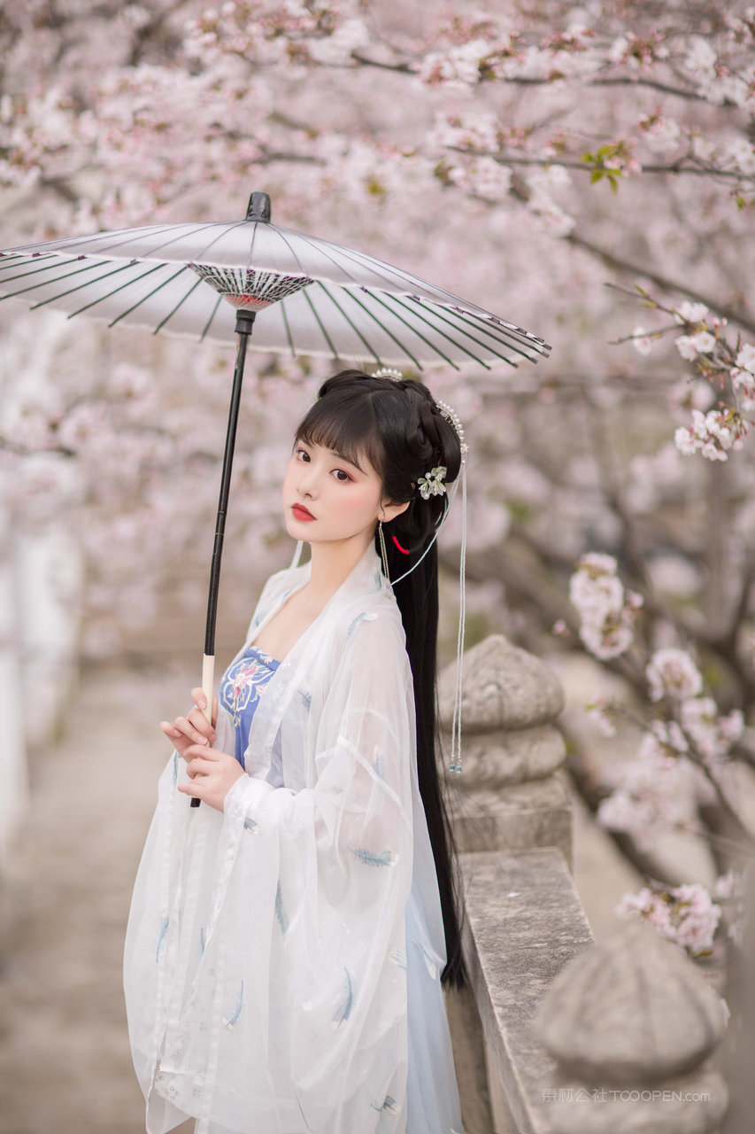 娇小可爱的甜美古装美女博主唯美艺术照图片