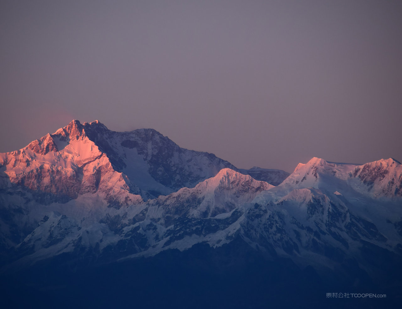 大山雪山风景画图片