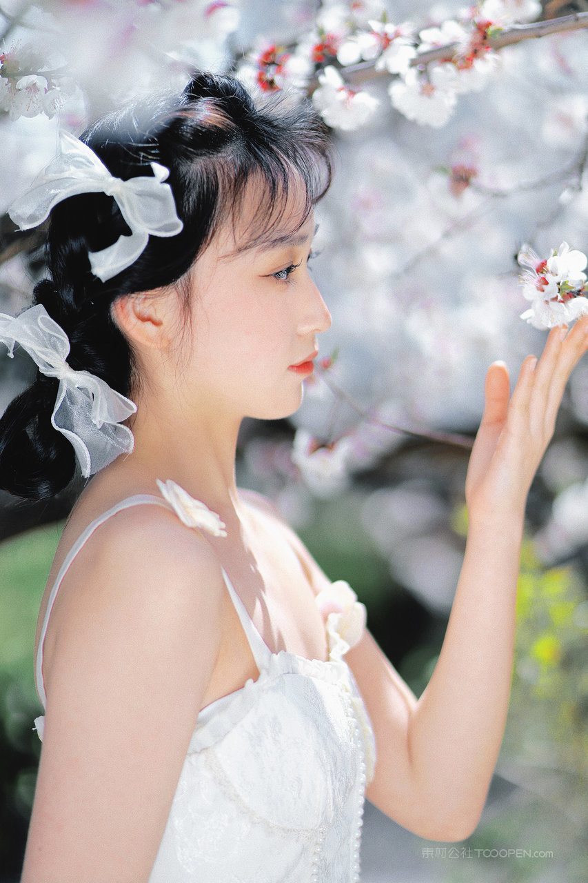 户外赏花的国内甜美女孩侧脸高清人像摄影图片