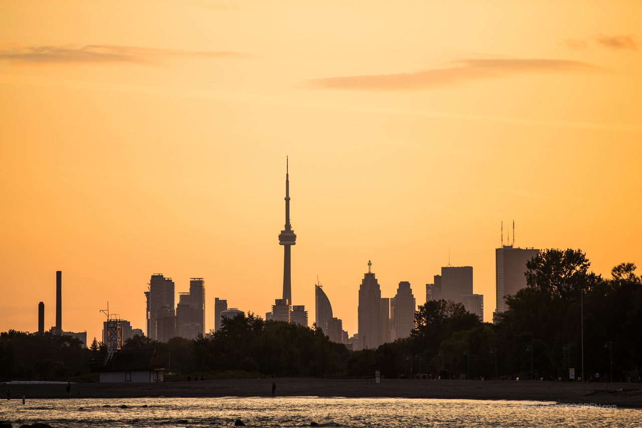 夕阳下的电视塔