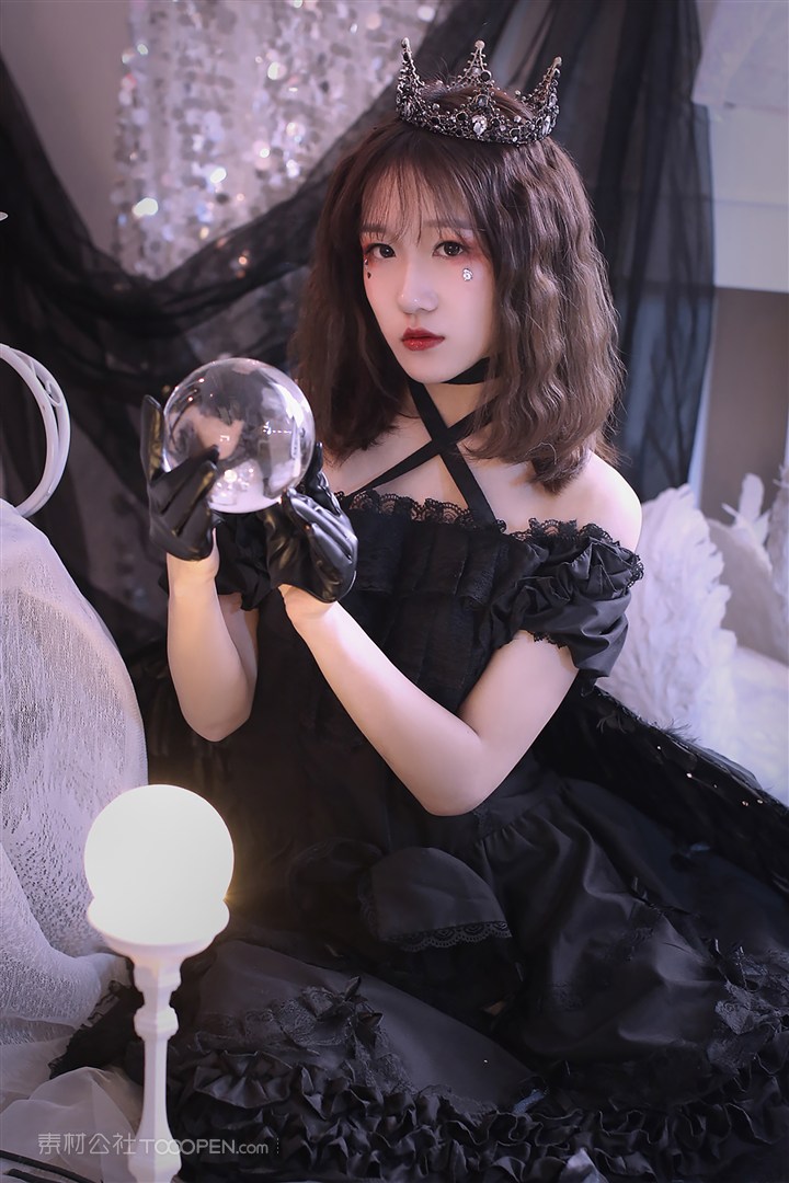 拿着水晶球的美女图片