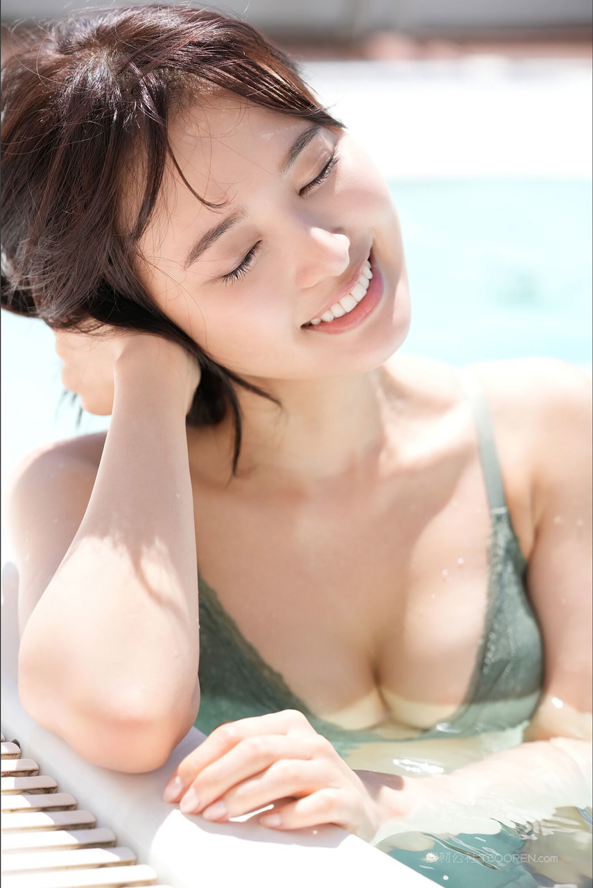 日本美女主播游泳图片