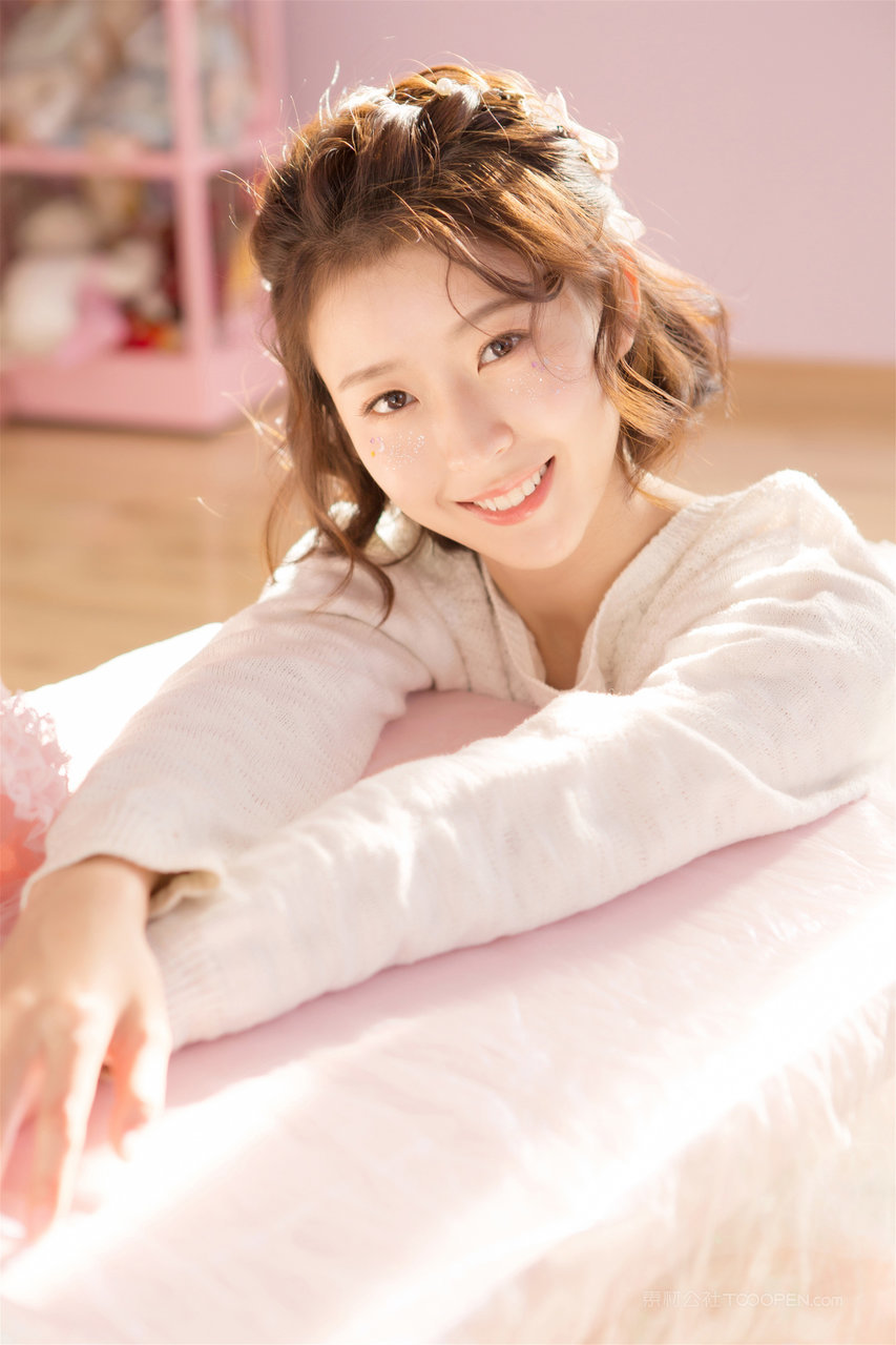 眉清目秀的短发甜美女生个人生活照图片