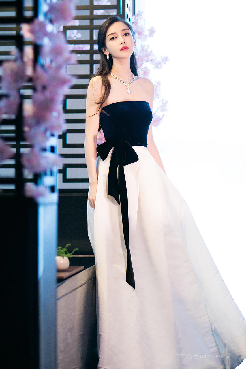优雅的抹胸长裙女星杨颖angelababy图片