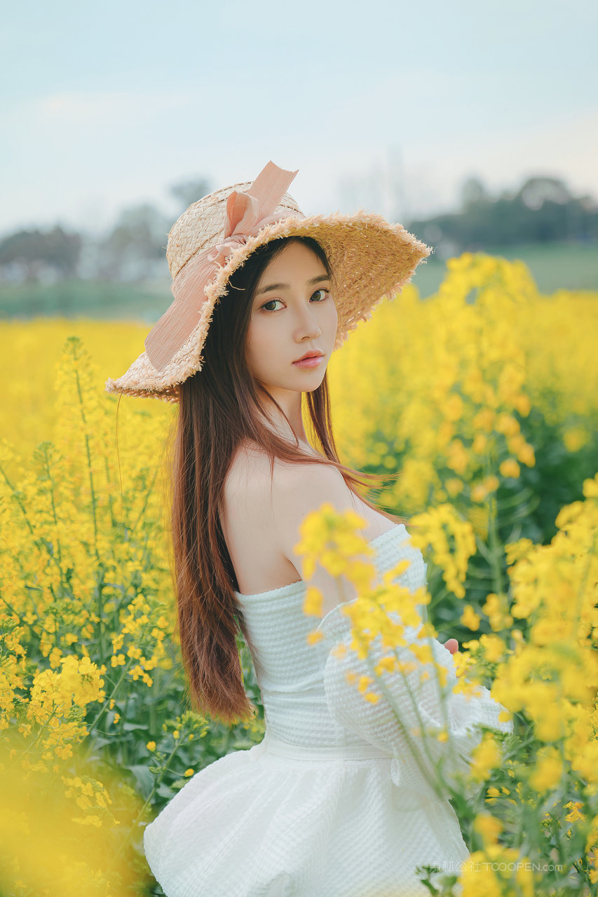 户外写真的国内清纯养眼美女主播高清图片