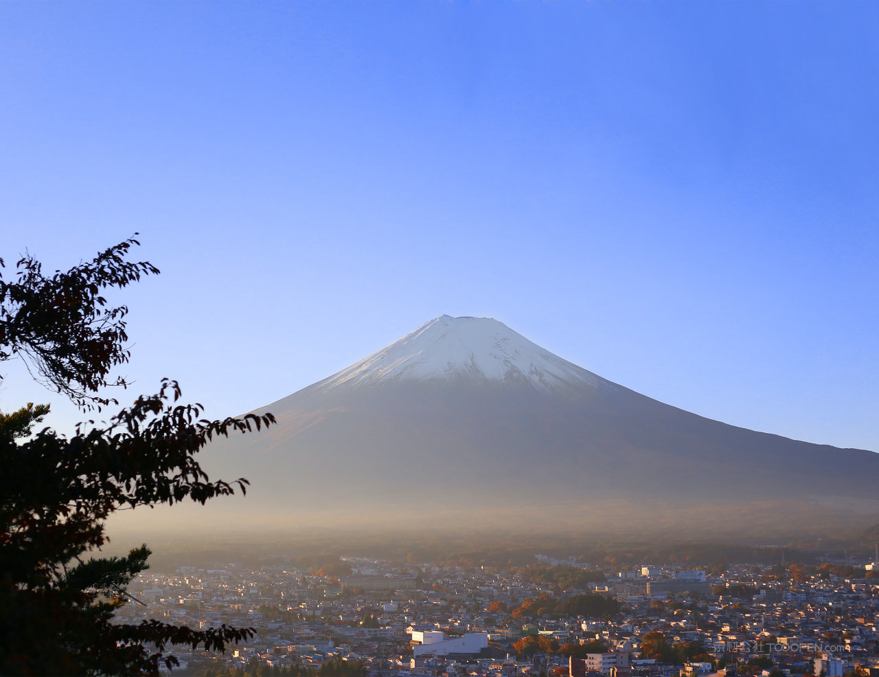 高清雪山山脉风景画