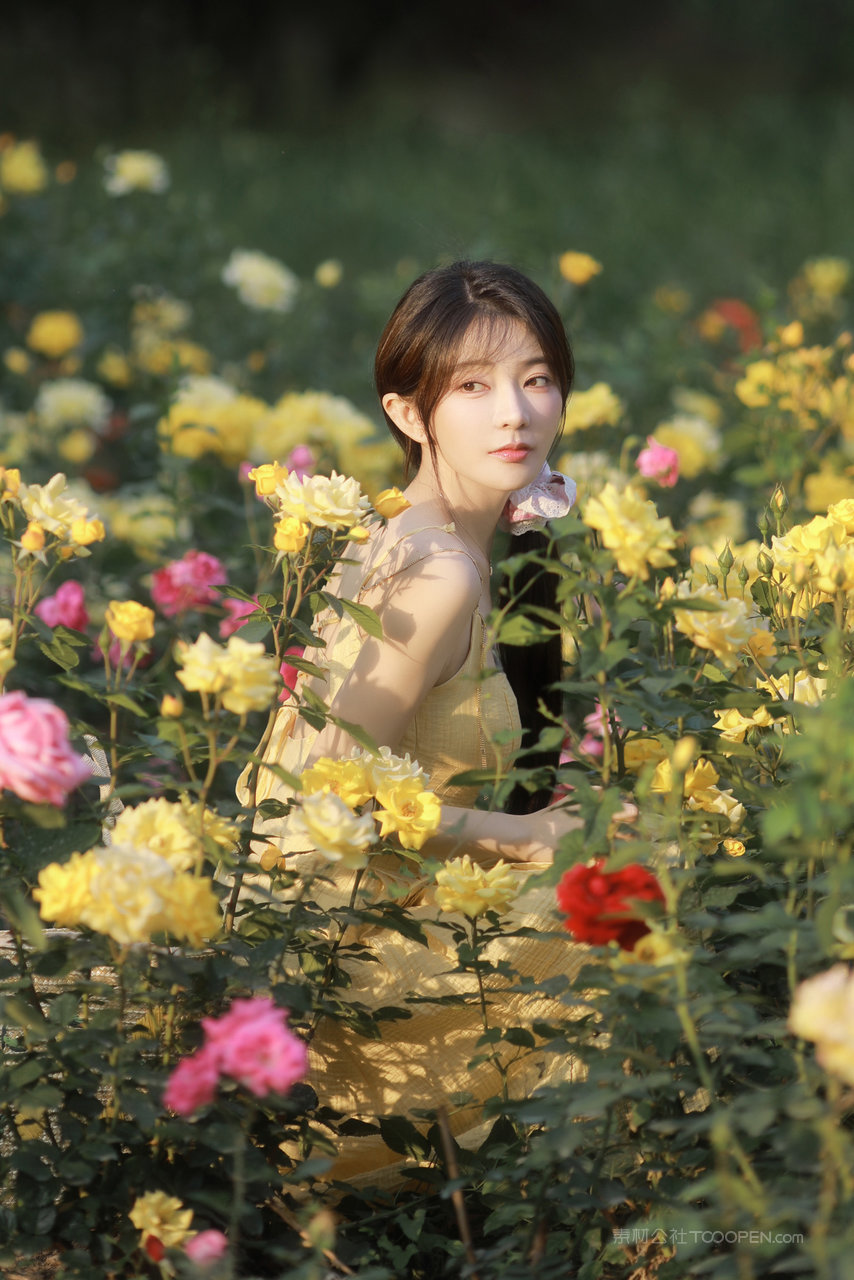 花丛中的甜美少女高清壁纸图片大全