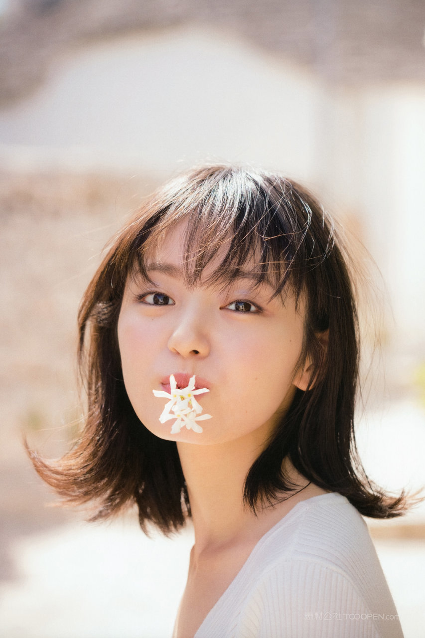 嘴含花朵的纯欲美女高清美照