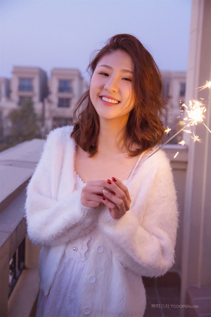 手持仙女棒的甜美女生高清手机壁纸图片下载