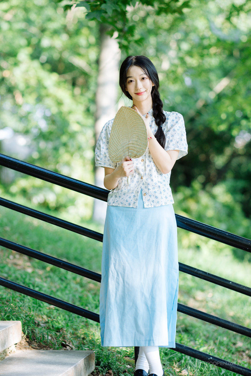 麻花辫清纯美女壁纸图片