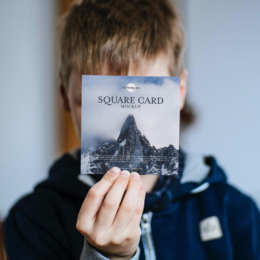 小男孩展示方块卡片样机