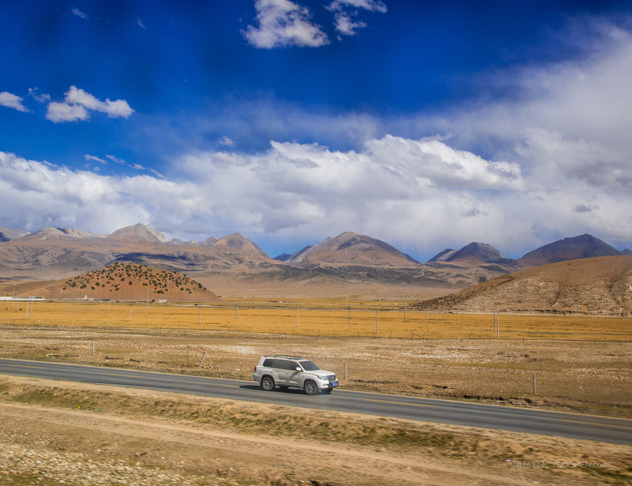 行驶在草原上车辆风景画图片