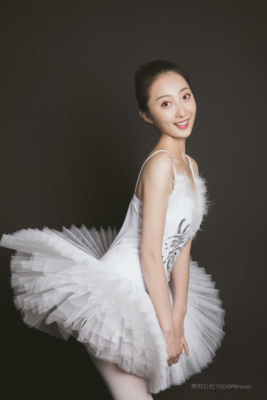 跳芭蕾舞的美女佳敏人体艺术写真图片