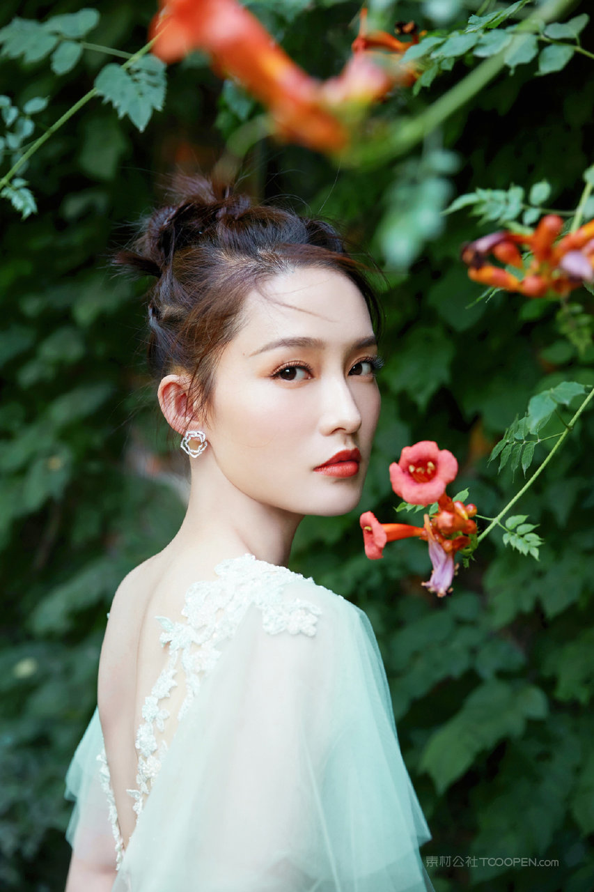 神仙颜值的美女明星李沁绿回眸一笑图片